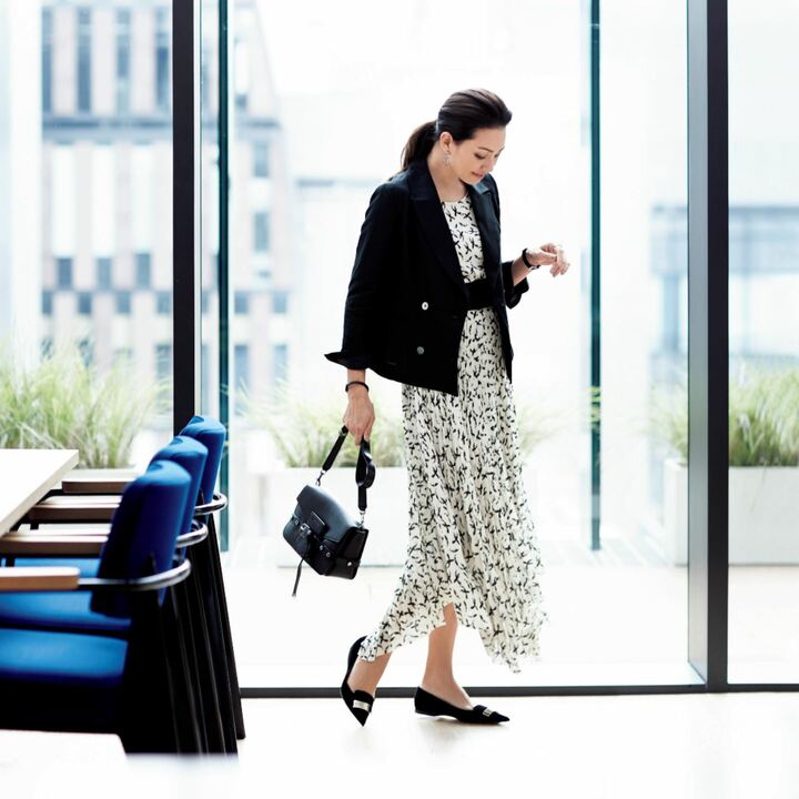 フェザー柄のセットアップを黒ジャケットで端正に着こなして。本格派のメンズテーラーファクトリーに、ストラスブルゴがオーダーしたオリジナルのジャケット。緩やかなカーブを描くラペルが、女性らしい表情です。ジャケット￥59,000（ストラスブルゴ〈アリクアム〉）、ブラウス￥27,000・スカート￥47,000（コロネット〈エアロン〉）、ベルト￥19,000（wb）、ピアス￥57,000・リング￥350,000・バングル￥138,000・時計￥435,000［予価］（ティファニー・アンド・カンパニー・ジャパン・インク）、バッグ￥172,000（JIMMY CHOO）、靴￥93,000（セルジオ ロッシ）