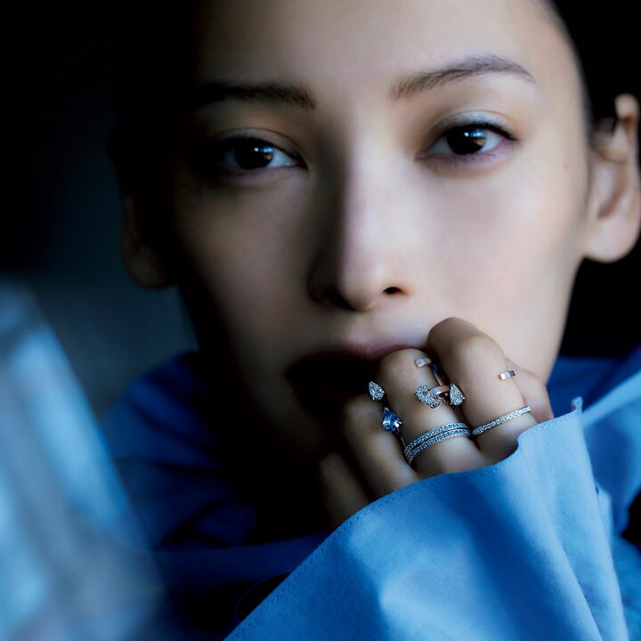 レポシのダイヤモンドリングを重ね付けした大政 絢さん