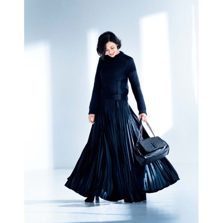 バッグ『モノグラム・サンローラン ミディアム・ノリータ』［縦21×横31×マチ16.5cm］￥285,000・ニット￥150,000・スカート￥300,000・靴￥185,000（イヴ・サンローラン〈サンローラン バイ アンソニー・ヴァカレロ〉）　[Precious2018年12月号261ページ] 　