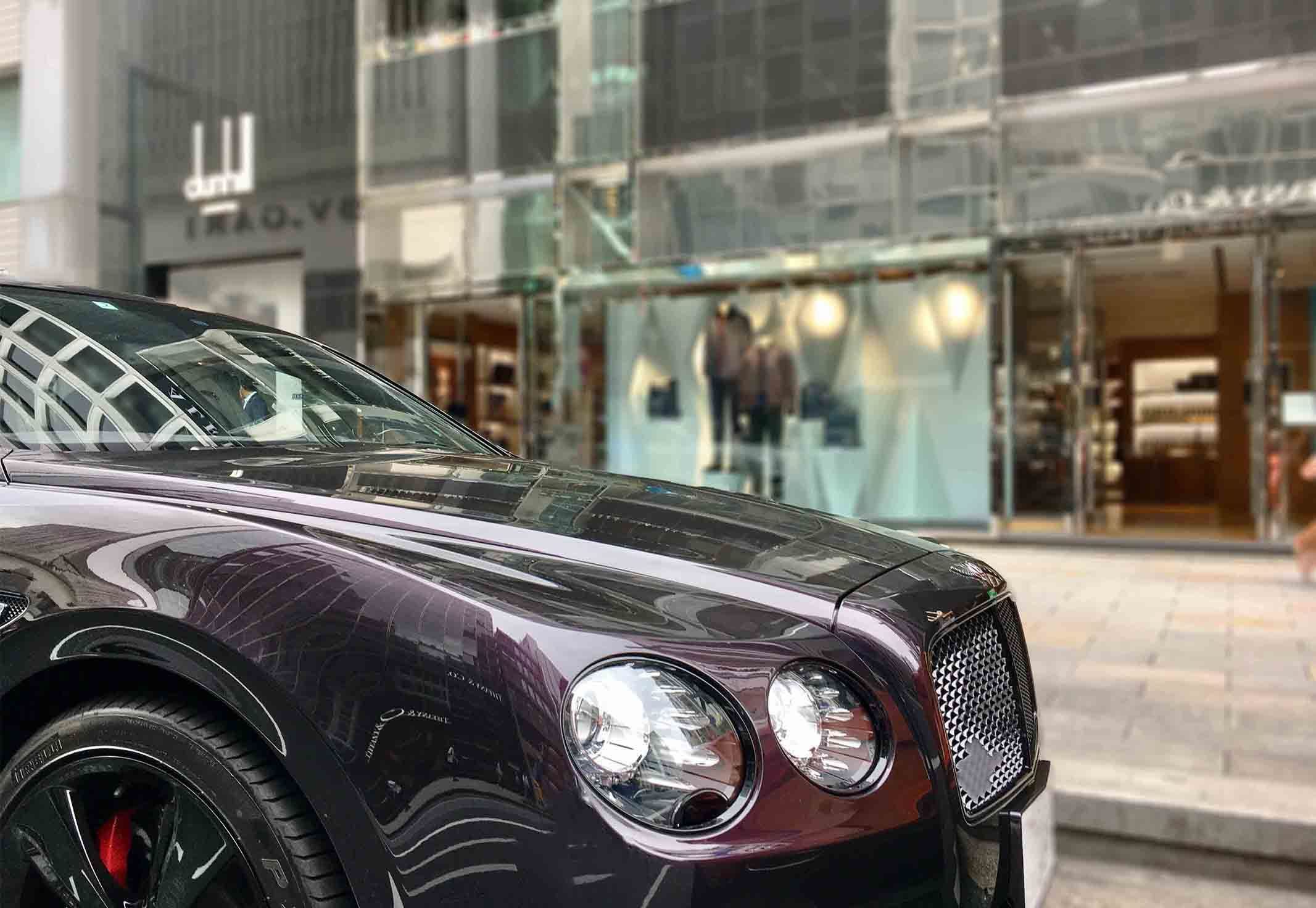 フライングスパー W12Sのボディカラーはダムソン=暗紫色。派手に見えるが、光の加減で雰囲気が変わり、渋い一面も見せる。