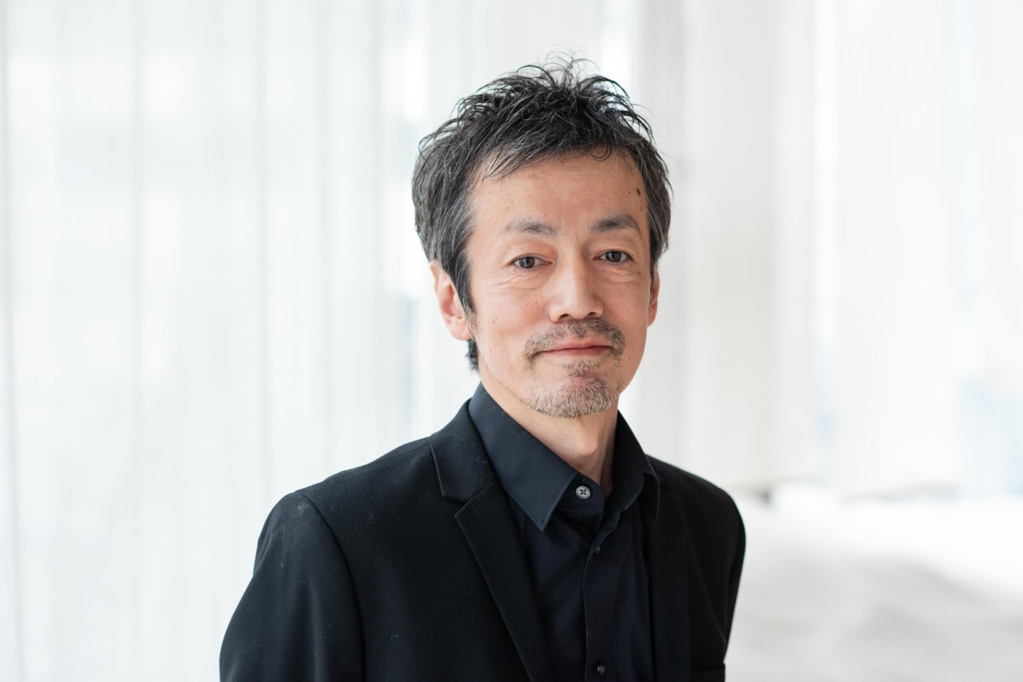 imaii scaena × coloreのディレクター・佐藤博樹さん。「本を読むことが好きで、今は特にニューヨークやL.Aに関する本をよく読んでいます。最近読んだものでは、『LA フード・ダイアリー』というアメリカの食べ物について書いた本。マニアックで面白かったです」