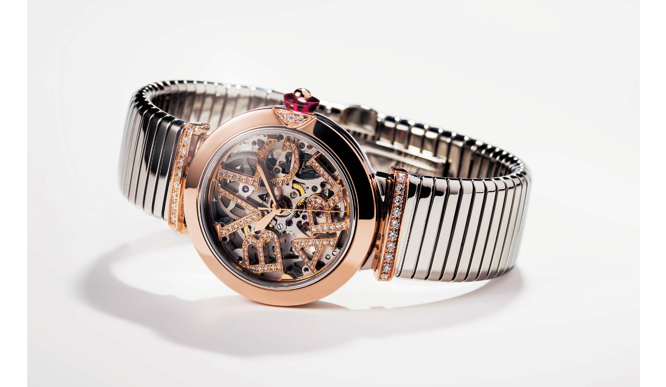 ダイヤモンドとスケルトン構造の輝きが美しい ブルガリの時計 ルチェア スケルトン の魅力に 工房取材で迫ります Precious Jp プレシャス