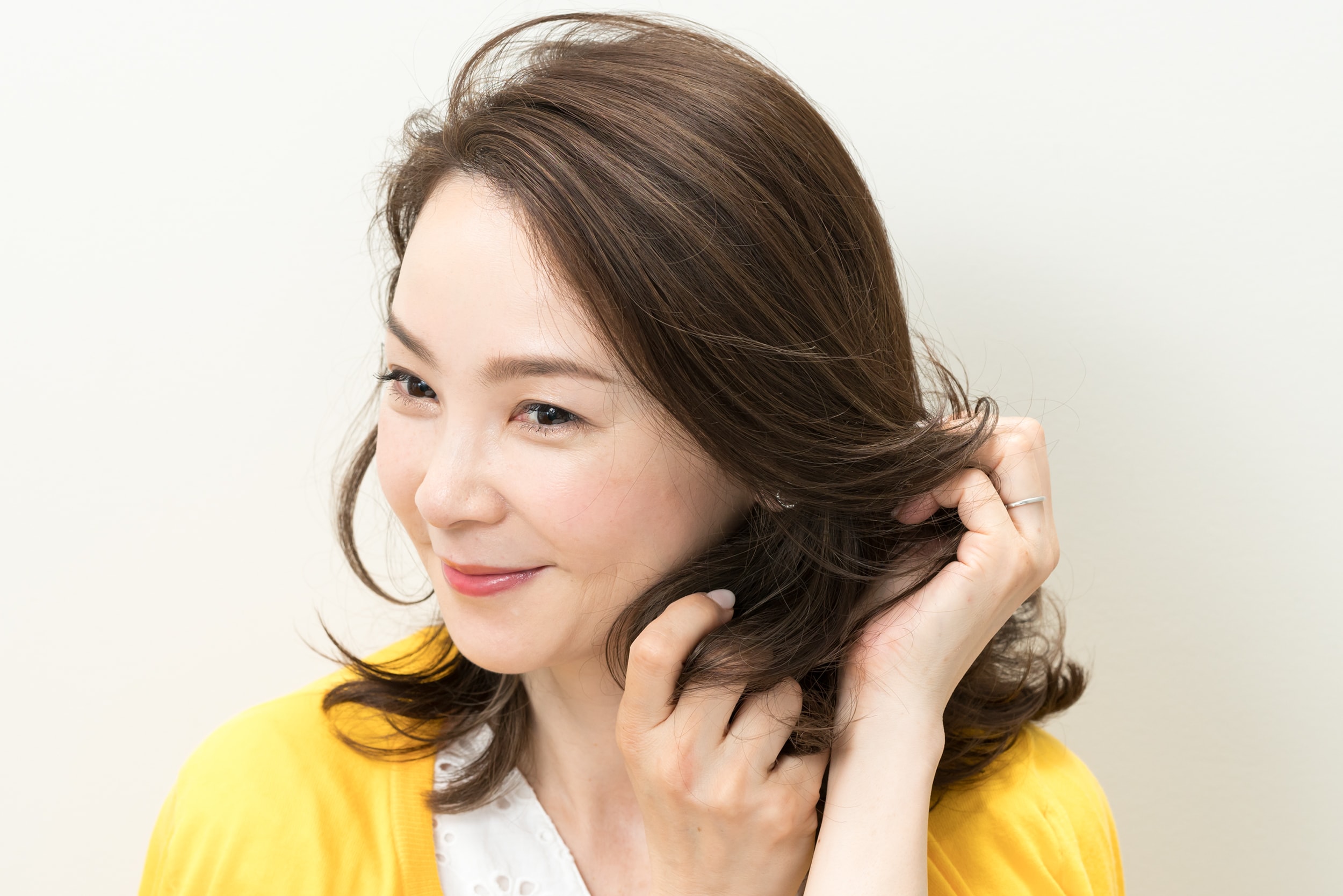 ふんわりさせたい髪の根元を避けて、ワックスを毛先になじませる
