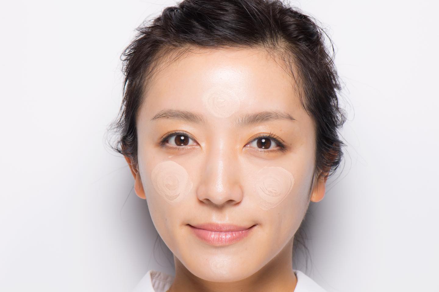 ファンデーションは小豆1粒分で十分。つけすぎないように注意して。