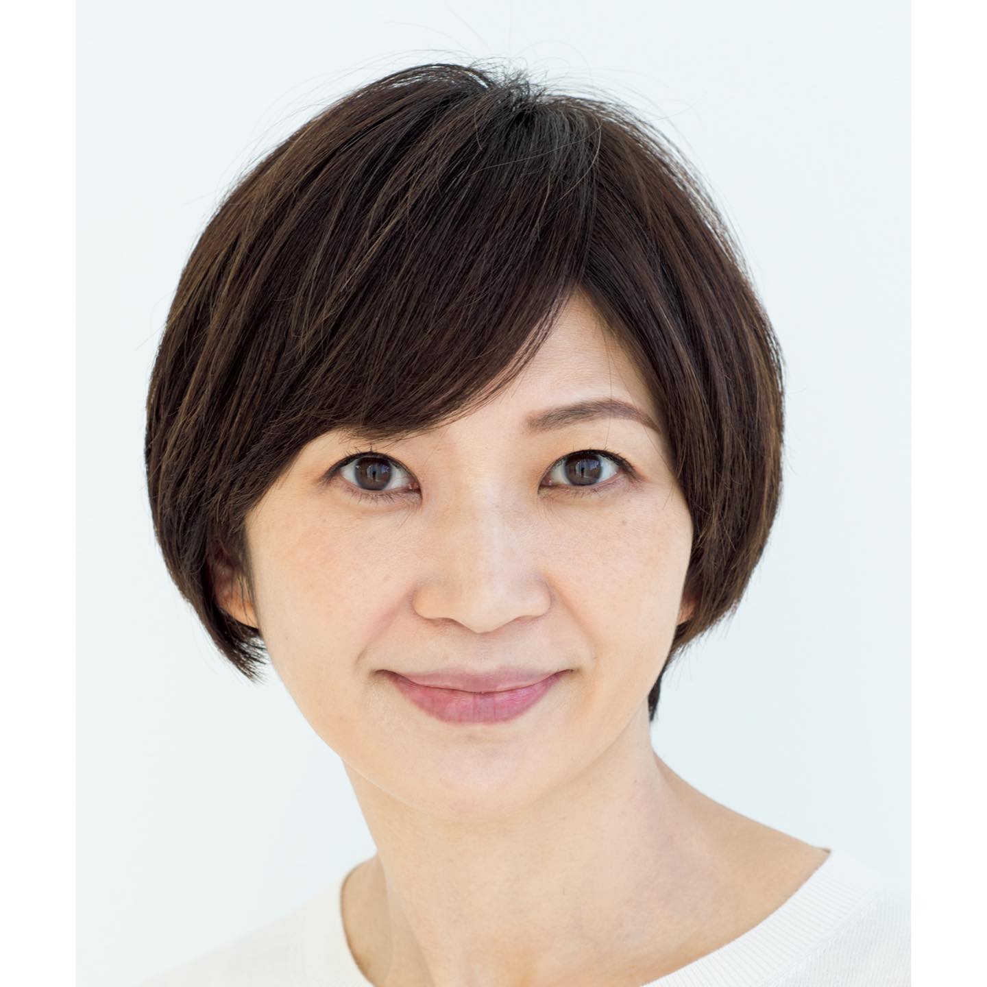 セミロングから15cmカットしてショートに。レザーを使って切り口をぼかしながらカットすることで、やわらかな仕上がりが実現。