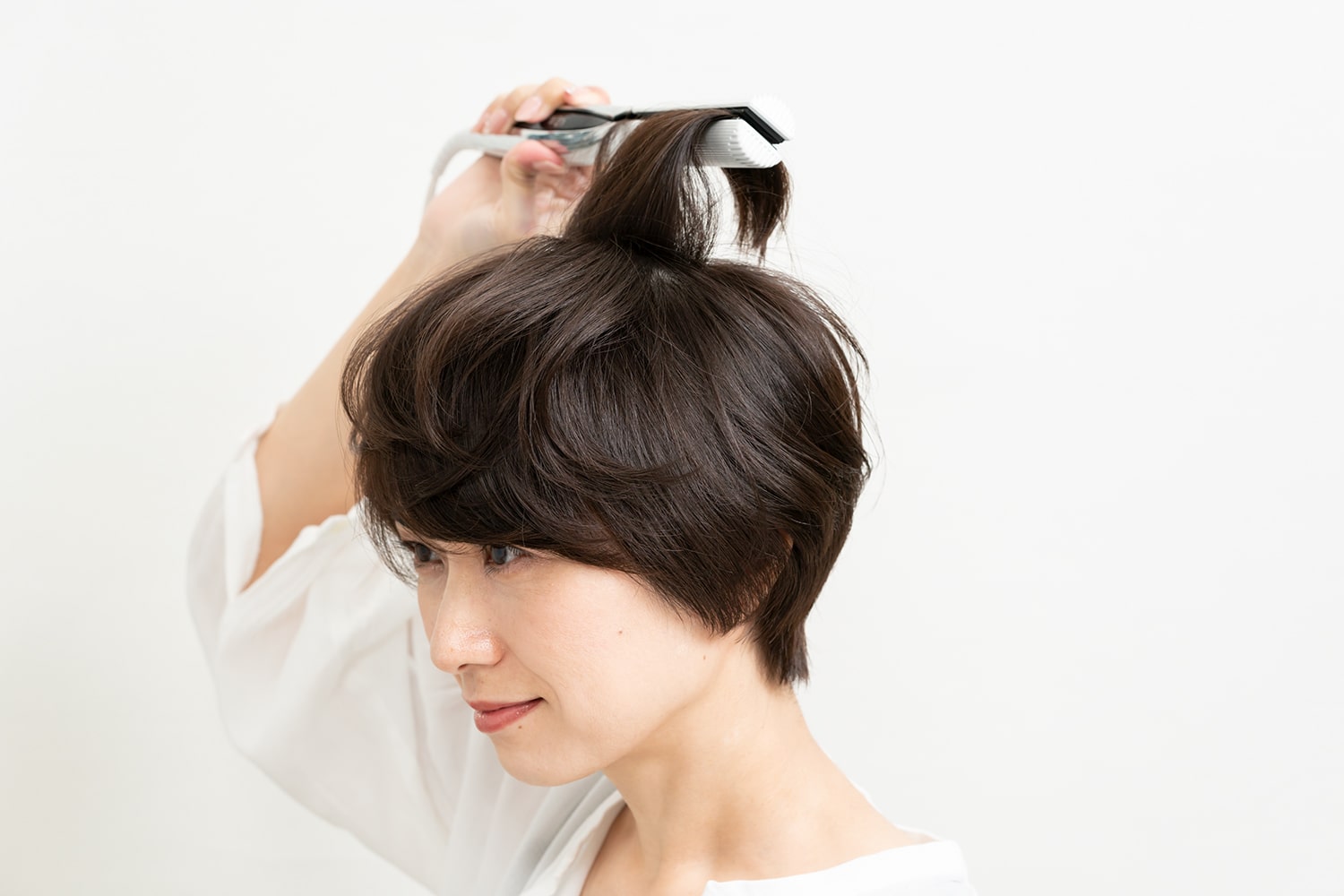 同様に根元を後ろに傾けながら毛先だけを巻く。