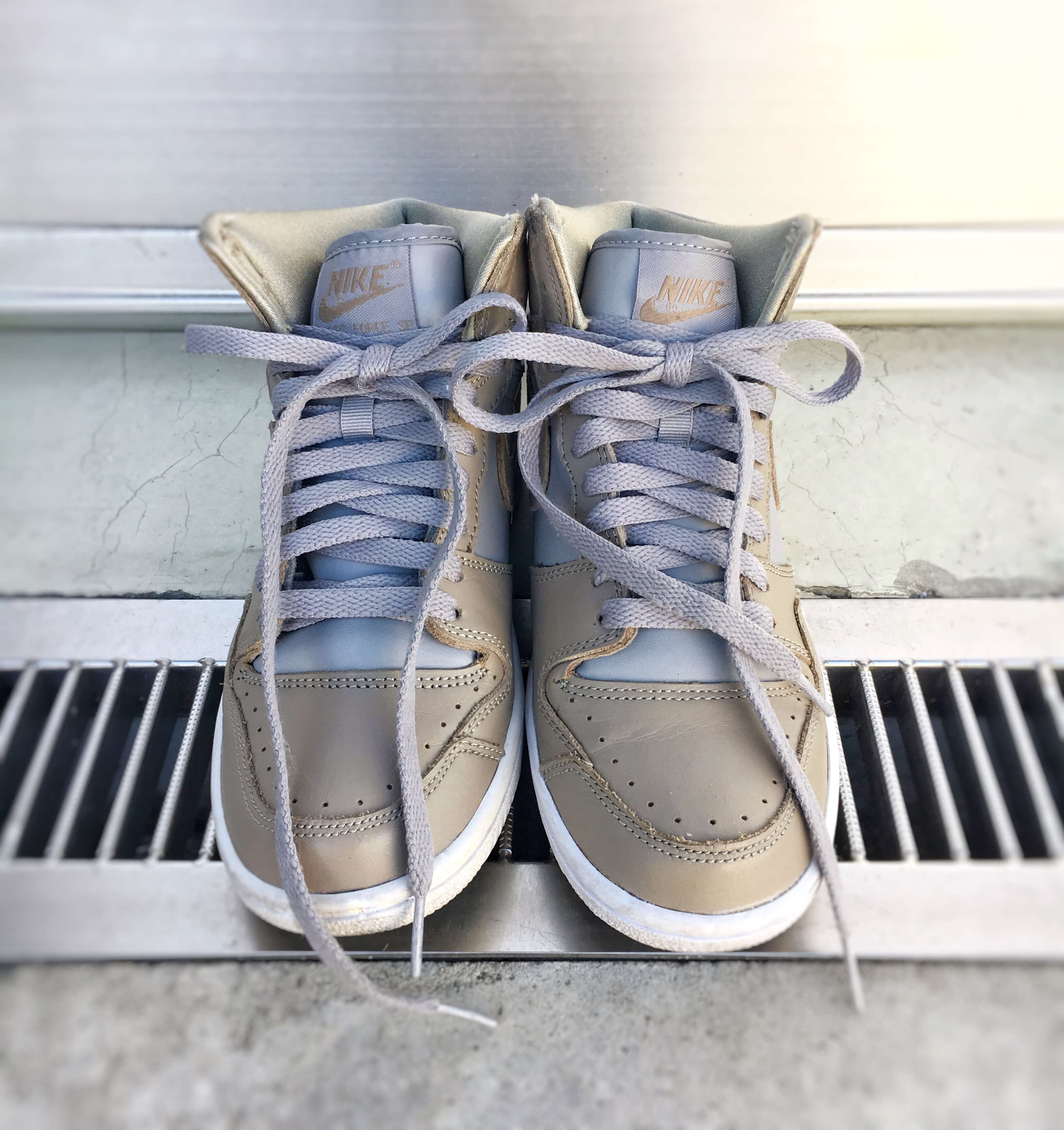 グレーとグレージュの配色にひと目惚れして、とあるアウトレットで購入したNIKEのハイカットスニーカー。よくよく見たら、意外なことにUNDERCOVERとNIKEのダブルネームでした。気が利いていたのは、このグレーのレースのほかに、ベージュも付属していたこと。ハイカットですが足首周りにクッションが入っていて、あたりがやわらかいところも気に入っています。