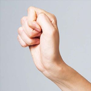 後頭部のサイドを押しずらすときは、グーの第1関節と第2関節の間の面を使って押すのがポイントに。