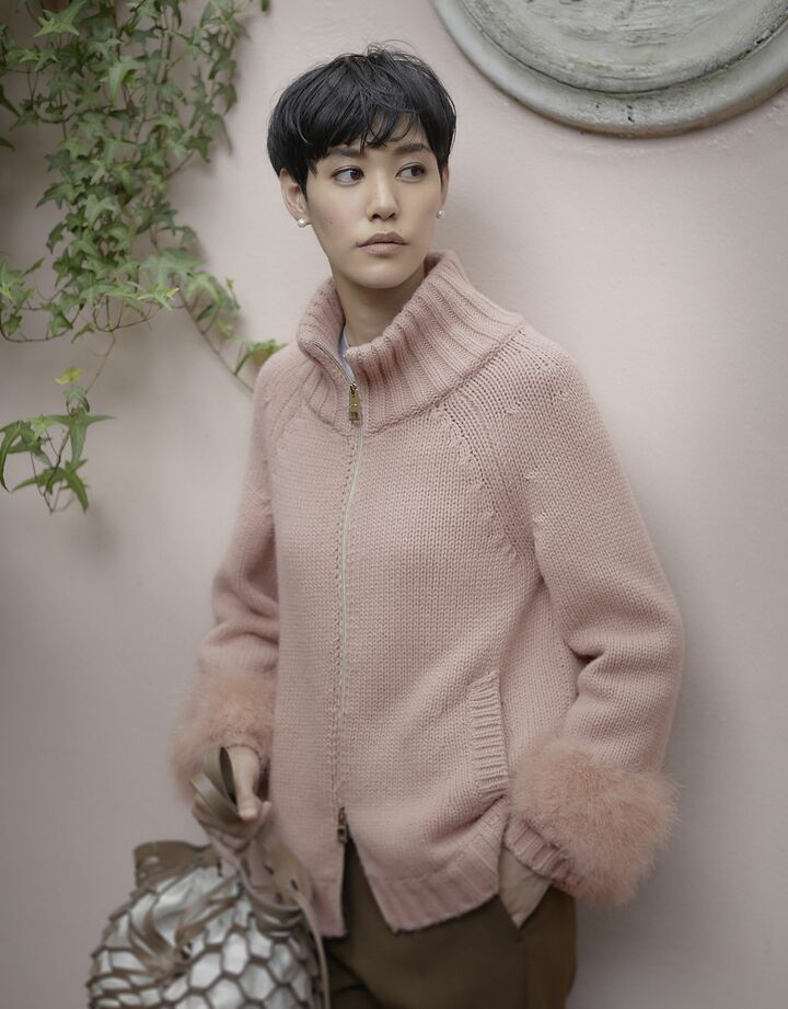カーディガン¥163,900・カットソー¥41,800(ヘルノ・ジャパン)、パンツ¥36,300(三喜商事〈バレナ〉)、ピアス¥23,100(チェルキ〈ミッレ〉)、バッグ¥49,500(edit & co.)