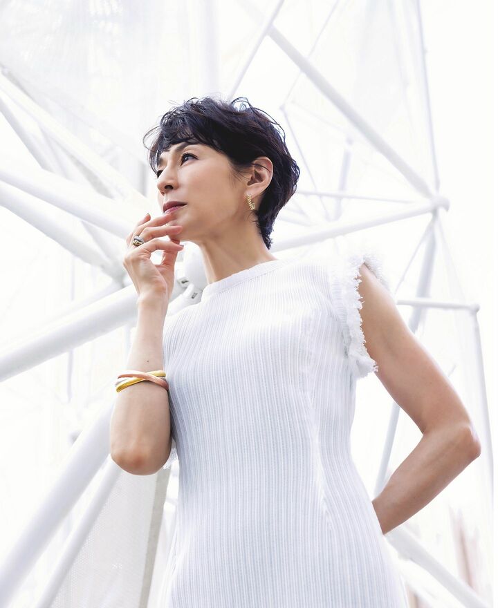 大阪・関西万博「カルティエ」ウーマンズ パビリオンの前に立つ俳優の鈴木保奈美さん