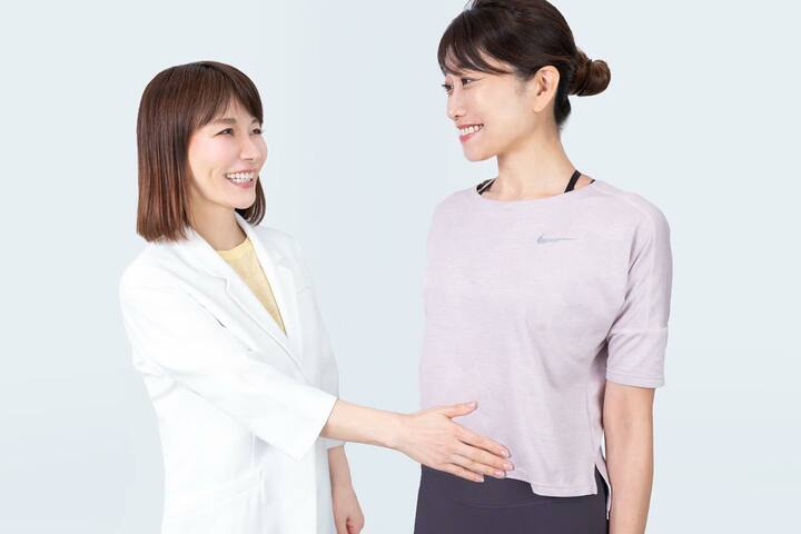 ２人の女性。ケアの指導をしている