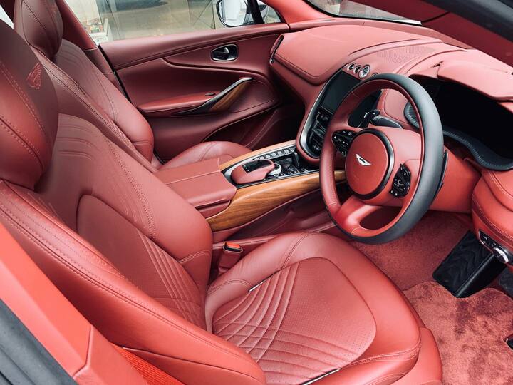 こちらの車両はシートだけでなく、ハンドルやカーペットまでローズ系でまとめられています。派手に見えないのは、渋めのトーンとウォールナット(ウッド)のおかげ。