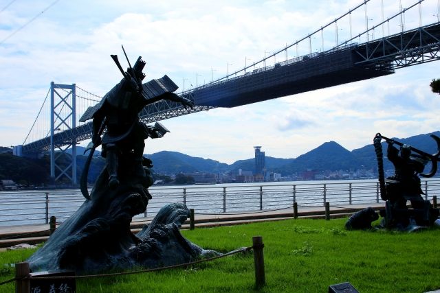 山口県の壇ノ浦の合戦跡には、当時の戦いを現すモニュメントが…