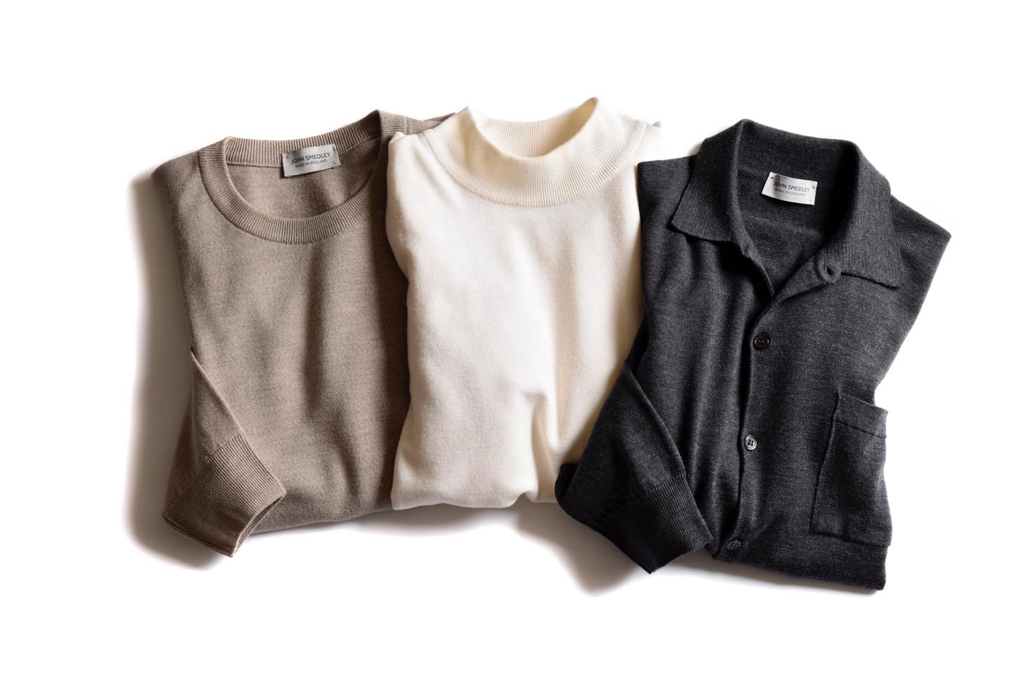 (左)クルーネックニット¥33,000・(中)モックネックニット¥35,000・(右)ニットシャツ¥45,000(リーミルズ エージェンシー〈ジョン スメドレー〉)