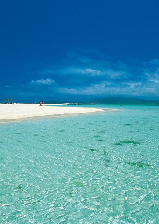 エメラルドグリーンの海に囲まれる「ハテの浜」には、非日常的な雰囲気が漂う