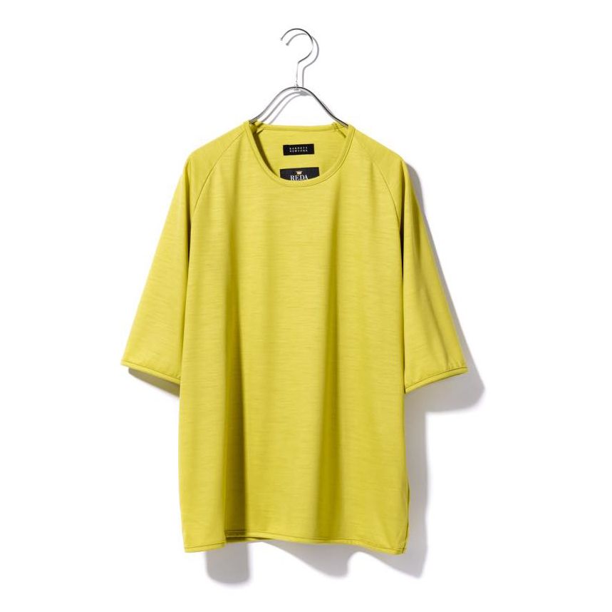 Tシャツ¥18,000(バーニーズ ニューヨーク カスタマーセンター) ラグランスリーブタイプは写真のイエローの他に、ブラック、ダークグレー、ライトグレーの全4色展開。