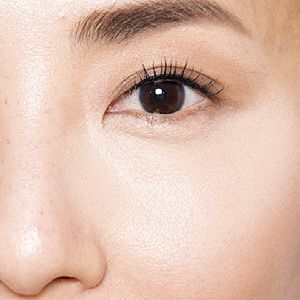 【NG】目の下のクマ、くすみを隠そうと厚塗り仕上げに。一時的にカバーできても表情を動かすたびにファンデーションがヨレて、時間とともに加齢ジワが目立ってくる。