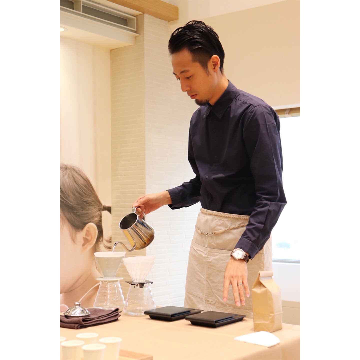 コーヒーをドリップする粕谷哲氏