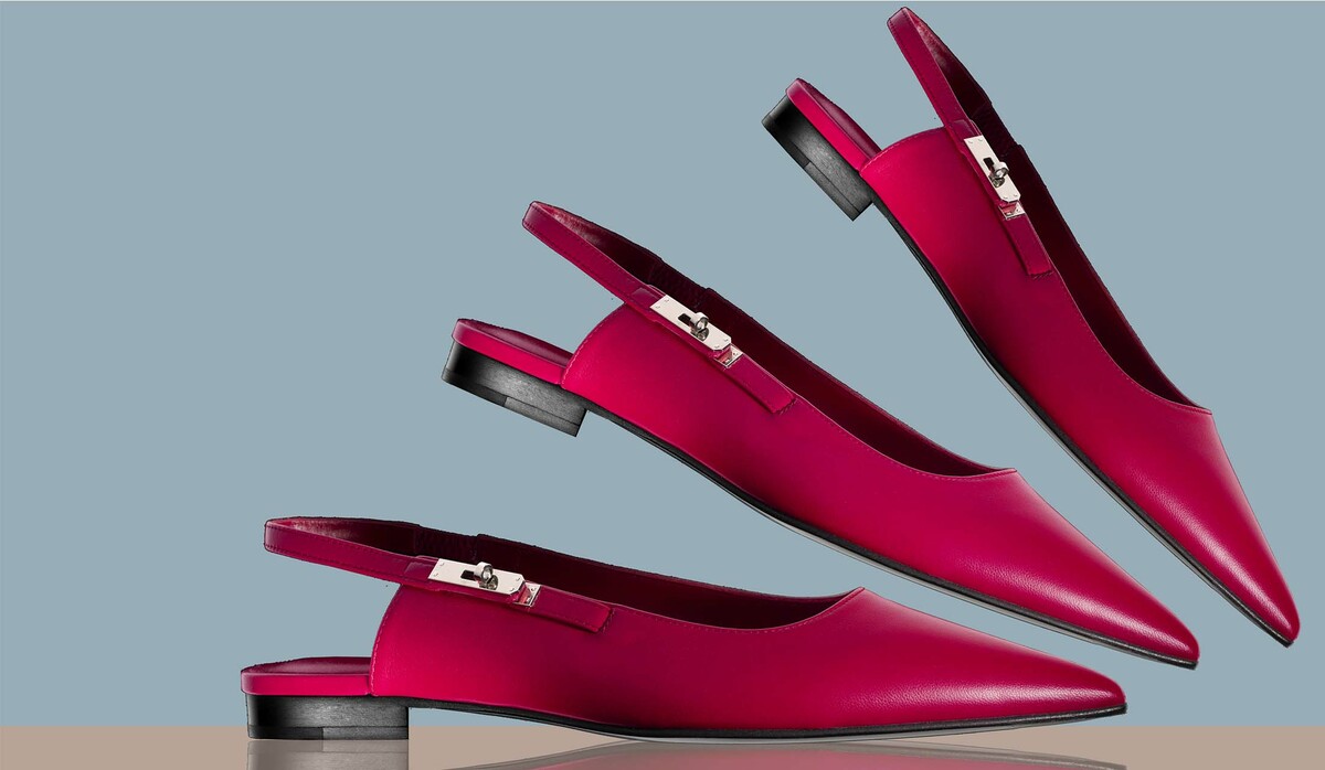 エルメスのフラットシューズ『ラヴリー』で、足元にドラマティックな