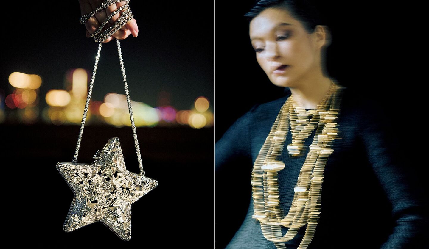 「シャネル」の星型のイブニングバッグとニットドレス