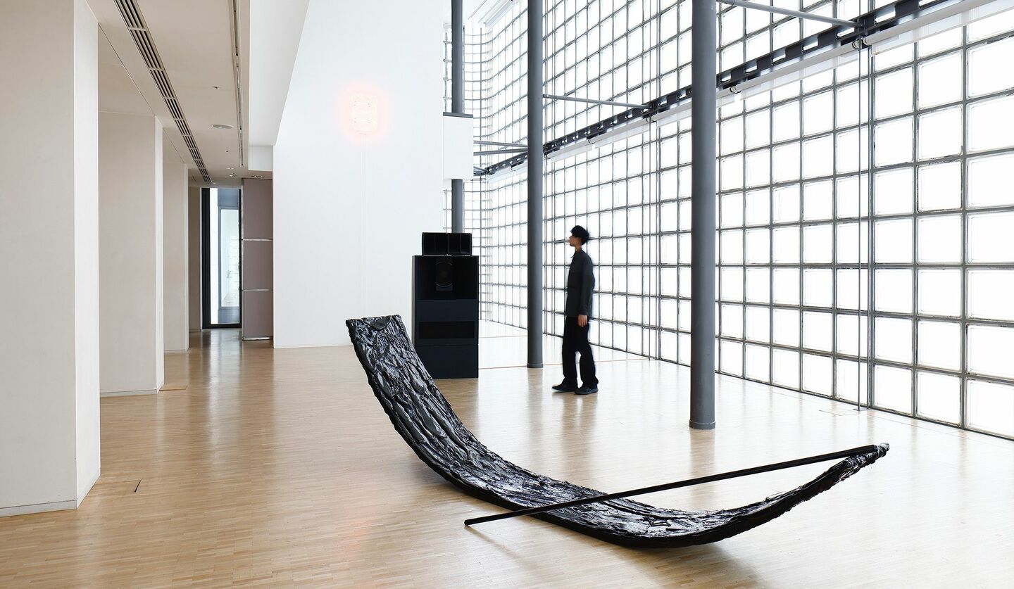 銀座メゾンエルメス「ル・フォーラム」で開催のアンドリウス・アルチュニアンの個展「Obol」の展示風景