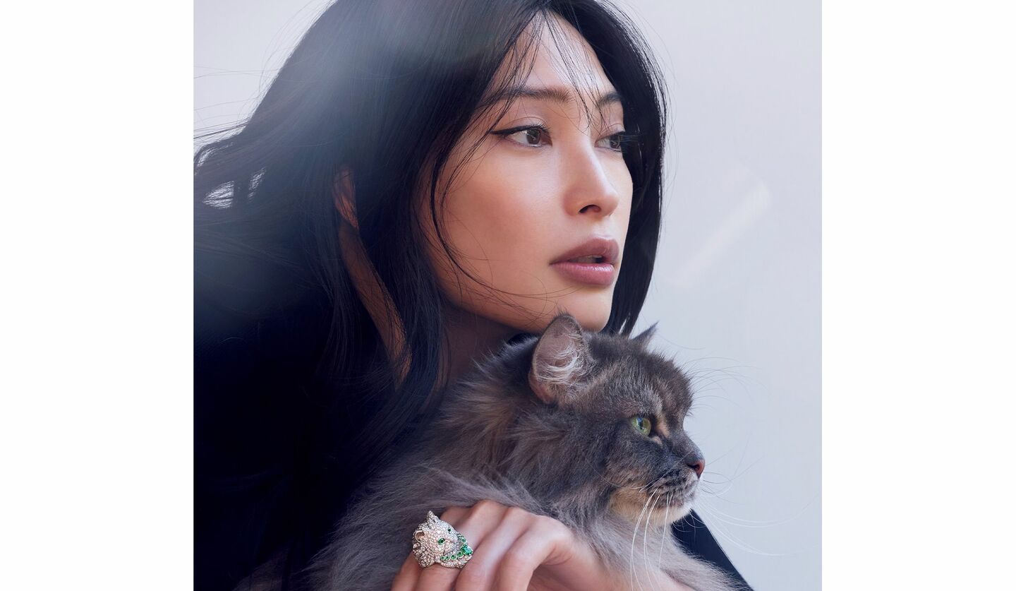 「ブシュロン」のリングを着用したモデルの大政 絢さんと猫