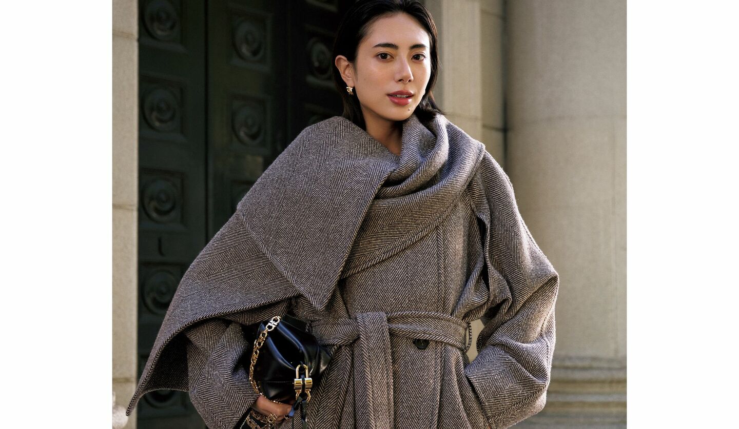 「フェラガモ」のラップコートを着用したモデルの土屋巴瑞季さん