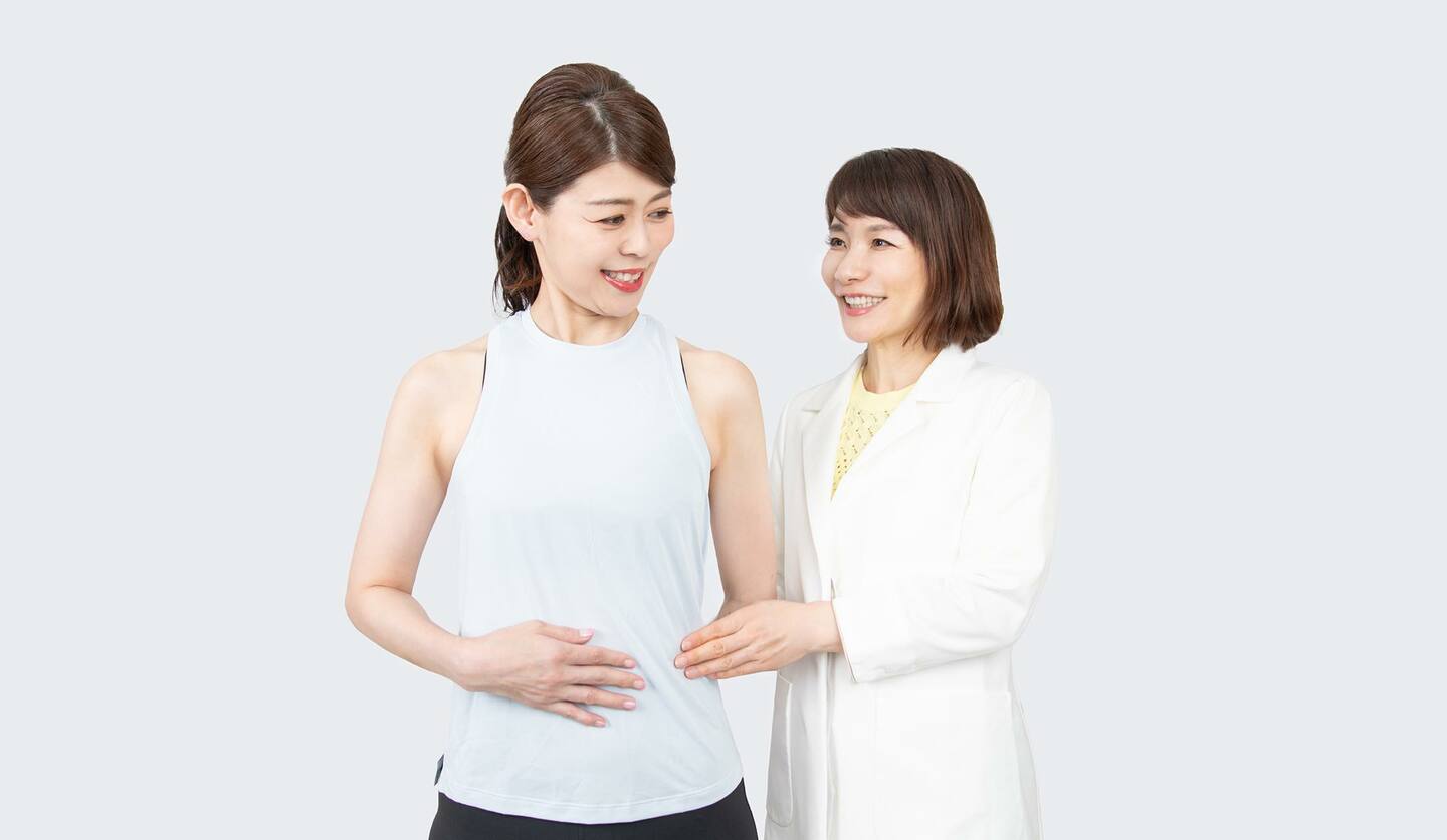 二人の女性　トレーニングの指導をしている