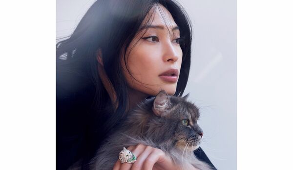 大政 絢さんと、ブシュロン家の愛猫『ウラジミール』をモチーフにした「ブシュロン」のリング