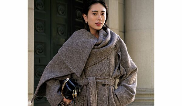 ストールと一体化した「フェラガモ」の技ありコートで、個性が光る装いへ｜巻き方でバリエーションを楽しめるのも魅力