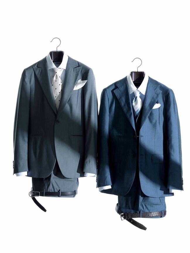 写真左／ピークドラペルを配し、ラウンドカットによるひとつボタンのシングルスーツは、クラシックを基本にしながらも、新しいスタイルを展開。ツヤのあるシルク素材がスーツによくなじんでいる。スーツ￥166,000（ボリオリ 東京店）シャツ￥24,000〈エリッコ フォルミコラ〉・ベルト￥15,000〈ディノ マッティア〉／以上ビームス ハウス 丸の内 タイ￥12,000〈バーニーズ ニューヨーク〉・チーフ￥5,000〈バーニーズ ニューヨーク〉／以上バーニーズ ニューヨーク カスタマーセンター

写真右／玉糸と呼ばれる、節の入ったシルク糸で織り上げた生地がシルクシャンタンだ。生地表面に糸のムラが表れる独特な風合いのシルクシャンタンを用いたスーツは、伊達男好みの色っぽさが際立つ。スーツ￥338,000～［オーダー価格］（伊勢丹新宿店〈サルトリア イプ シロン〉）シャツ￥14,000（エリオポールメンズ代官山〈エリオポール〉）タイ￥17,000（トゥモローランド〈ニッキー〉）チーフ￥5,000（バーニーズ ニューヨーク カスタマーセンター〈バーニーズ ニューヨーク〉）ベルト￥67,000（ストラスブルゴ〈アラルディ1930〉）