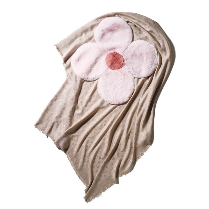 ショール『ショール・フラワーグラム ファー』￥183,000［縦142×横142cm］（ルイ・ヴィトン）