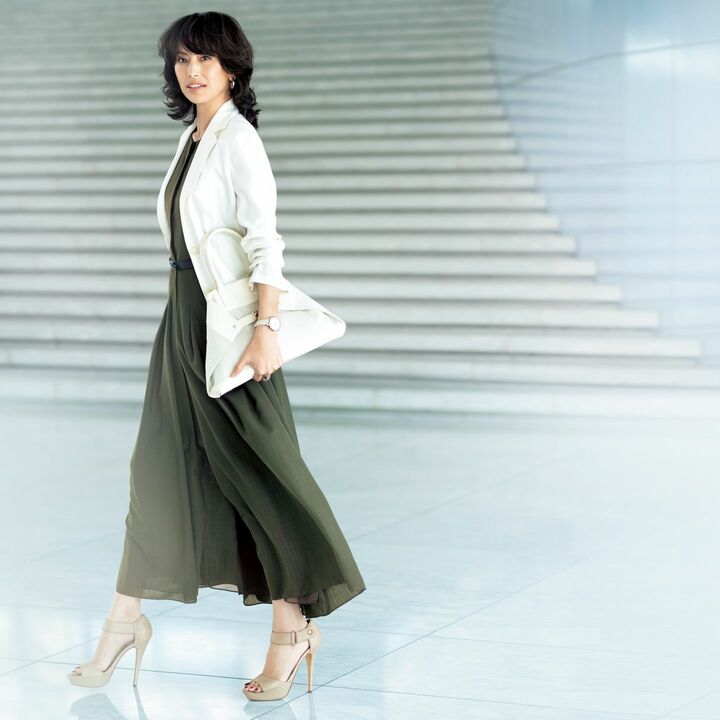 ワンピース［ホースヘアのベルト付き、5月中旬発売予定］￥265,000・ジャケット［6月中旬発売予定］￥490,000・バッグ［6月1日発売予定］￥157,000・靴／参考商品（アクリスジャパン 〈アクリス〉）その他／私物