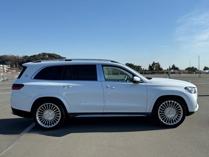 横から見ると、後席重視の設計であることがよくわかる。かつての西洋工芸をほうふつさせる、磨き上げられたホイール（車輪部分）が美しい。