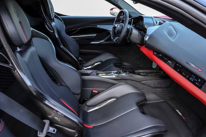 カーボンとレザーを使ったシートさえ美しいのがフェラーリ。