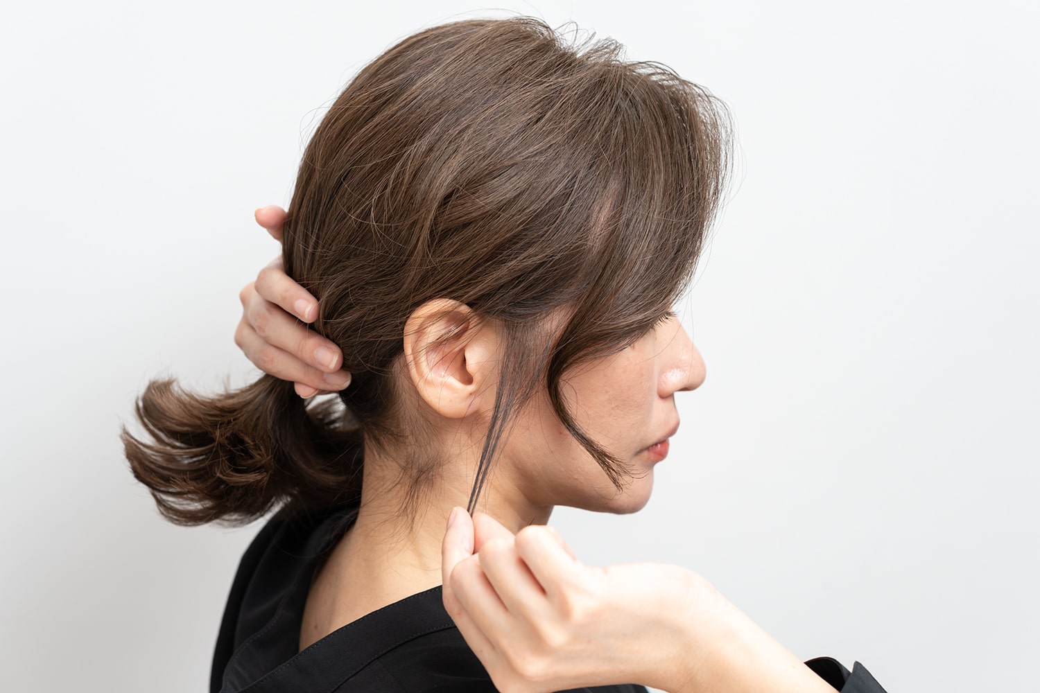 ゴムで結ぶ前に、耳より前に生えている髪を引き出しておくこと。