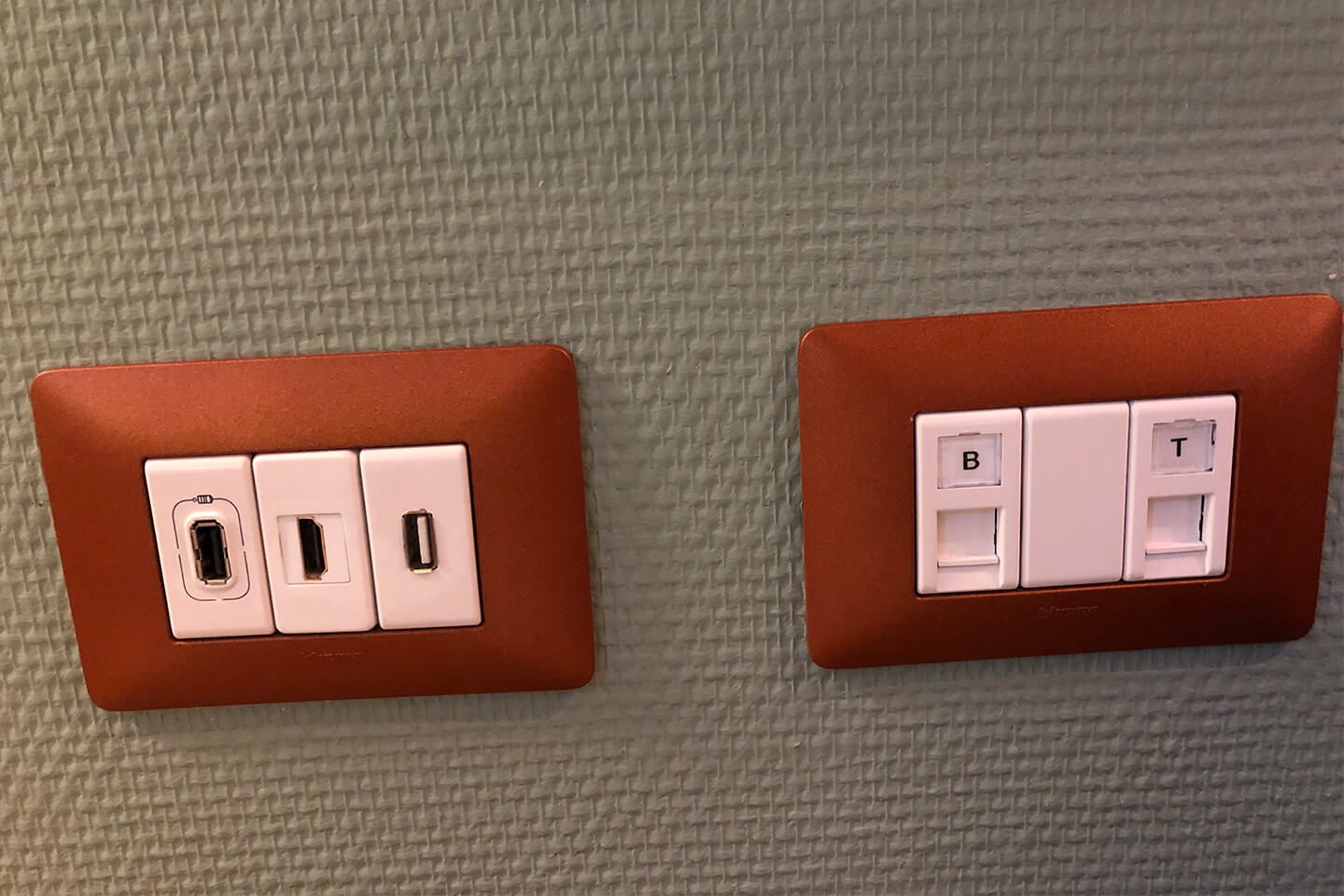 コンセントや電源周りもテラコッタで囲まれていて、可愛い。