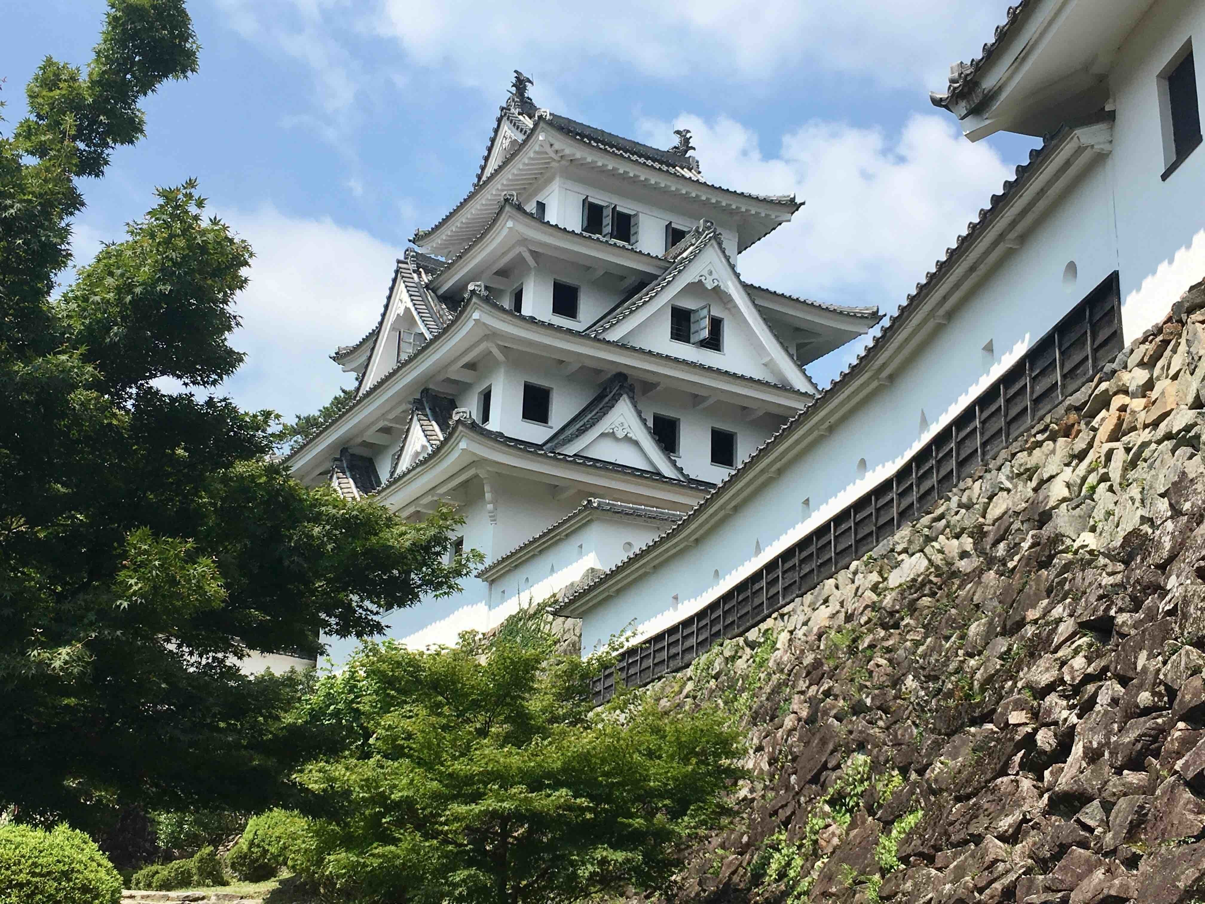 天守閣が木造で再建された(1933年)城としては日本最古の郡上八幡城。城の入り口近くまでクルマでも行ける。道幅はかなり細くカーブもきついが、取り回しに優れるCX-5で難なく走れた(トップページの写真を参照)。