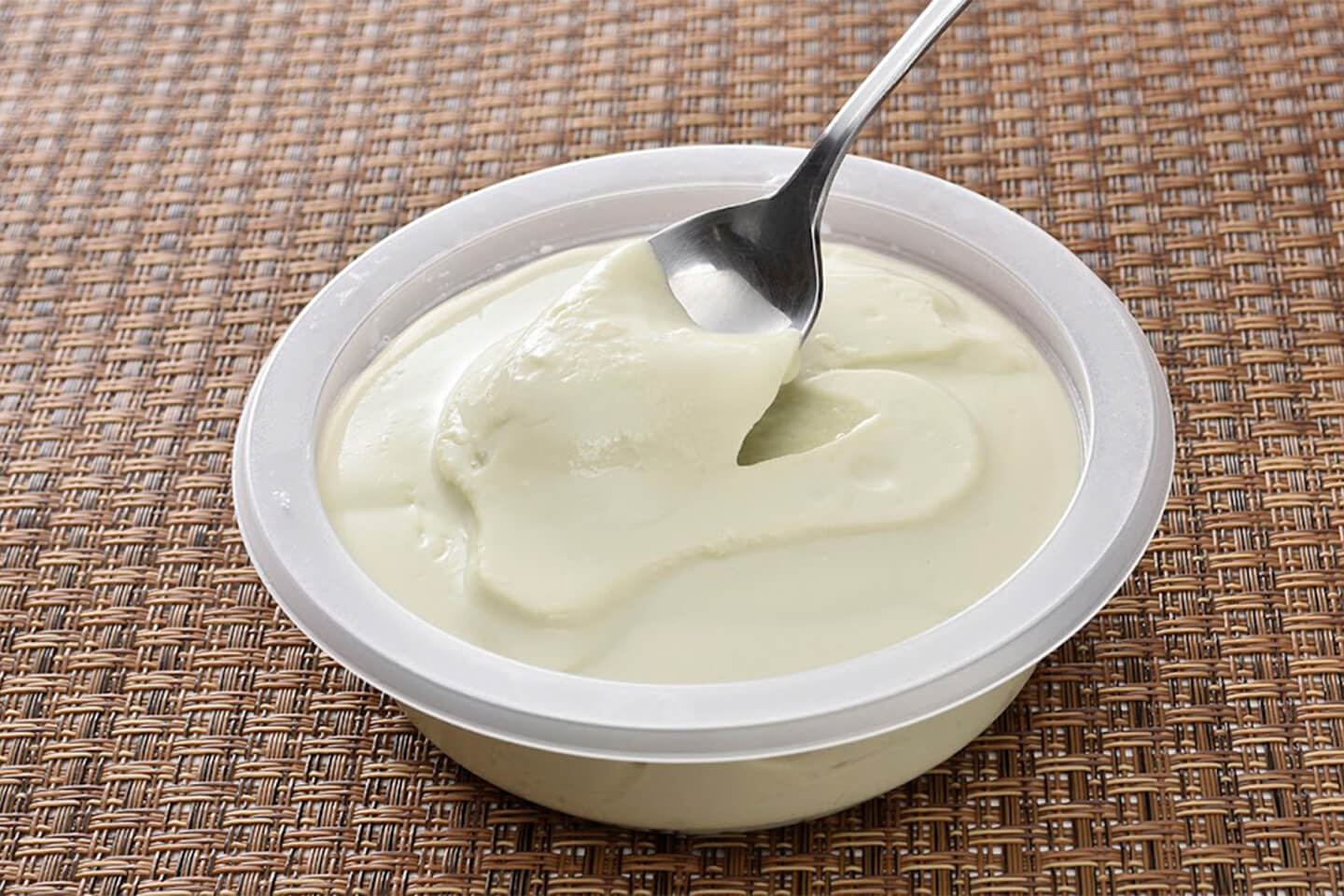 よせ豆腐をスプーンですくう様子