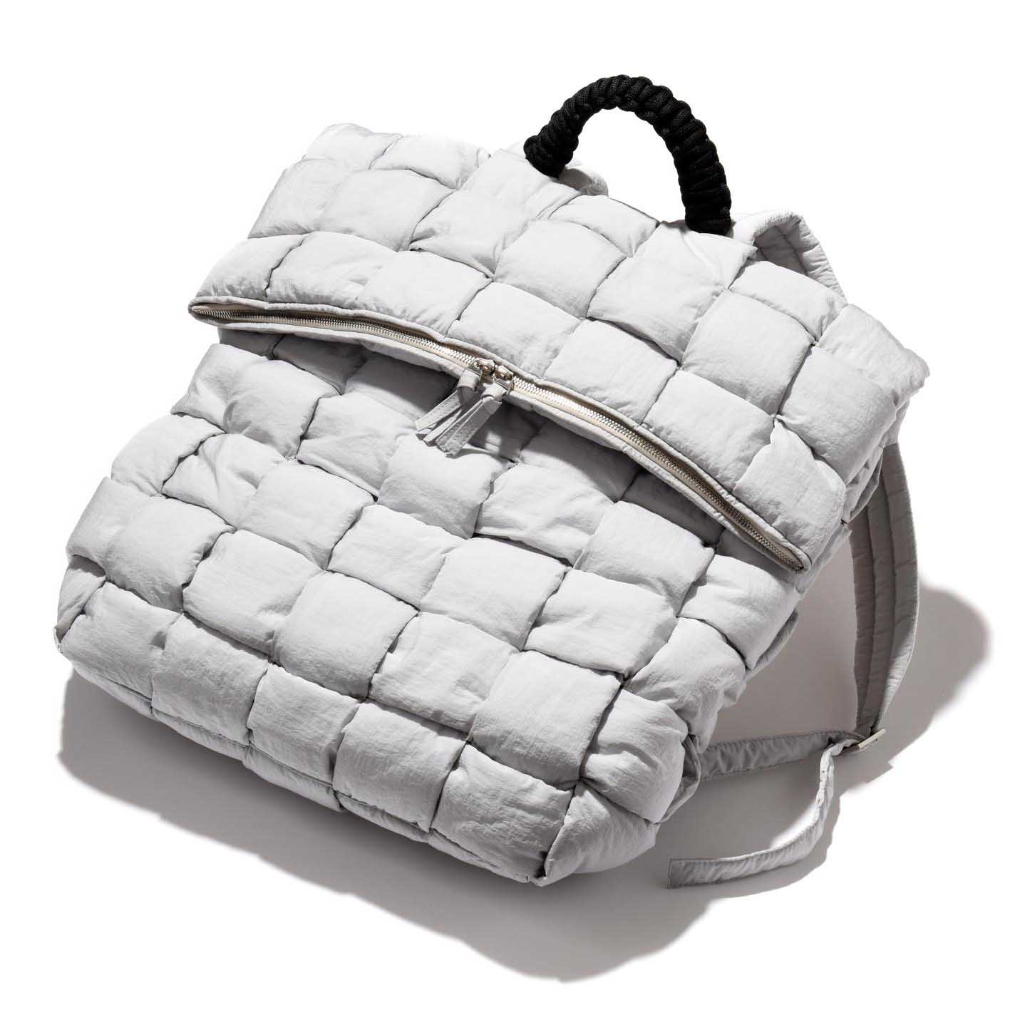 【W37.5×H60×D15cm】バッグ¥245,000(ボッテガ・ヴェネタ ジャパン)