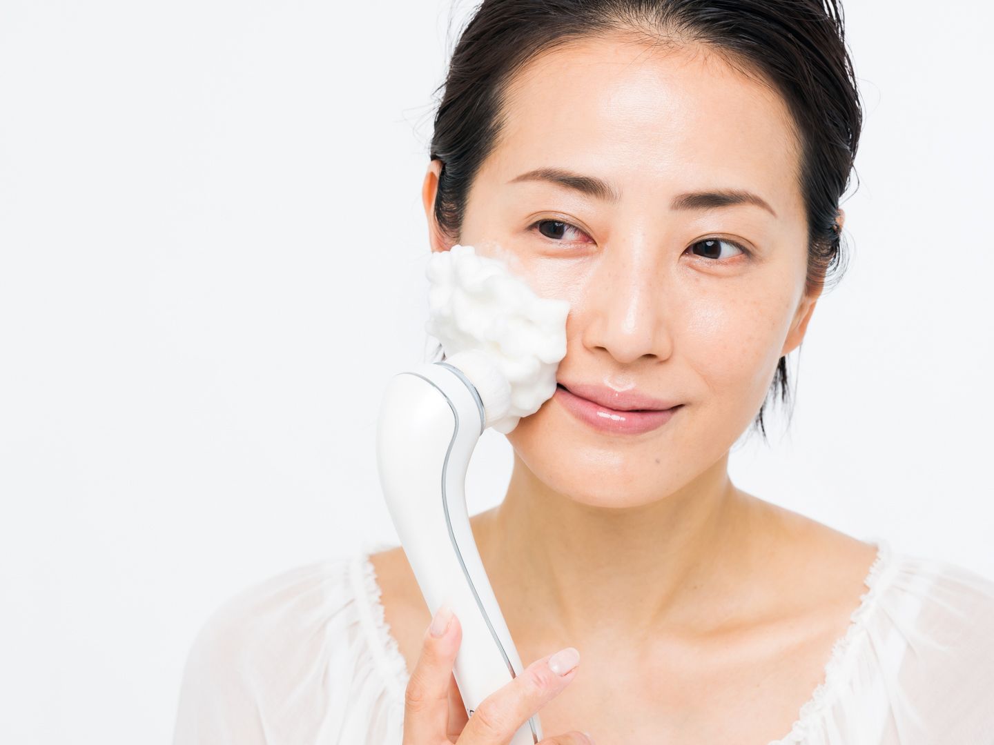 洗顔ブラシで洗い上げ、毛穴の詰まりをしっかり取り除く。