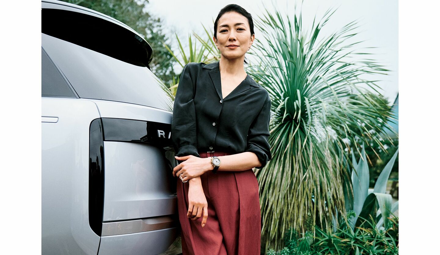 俳優の板谷由夏さんが身に着ける「ブレゲ」時計『タイプXX 2075』と、シャツ＆パンツの軽快なスタイリングの画像