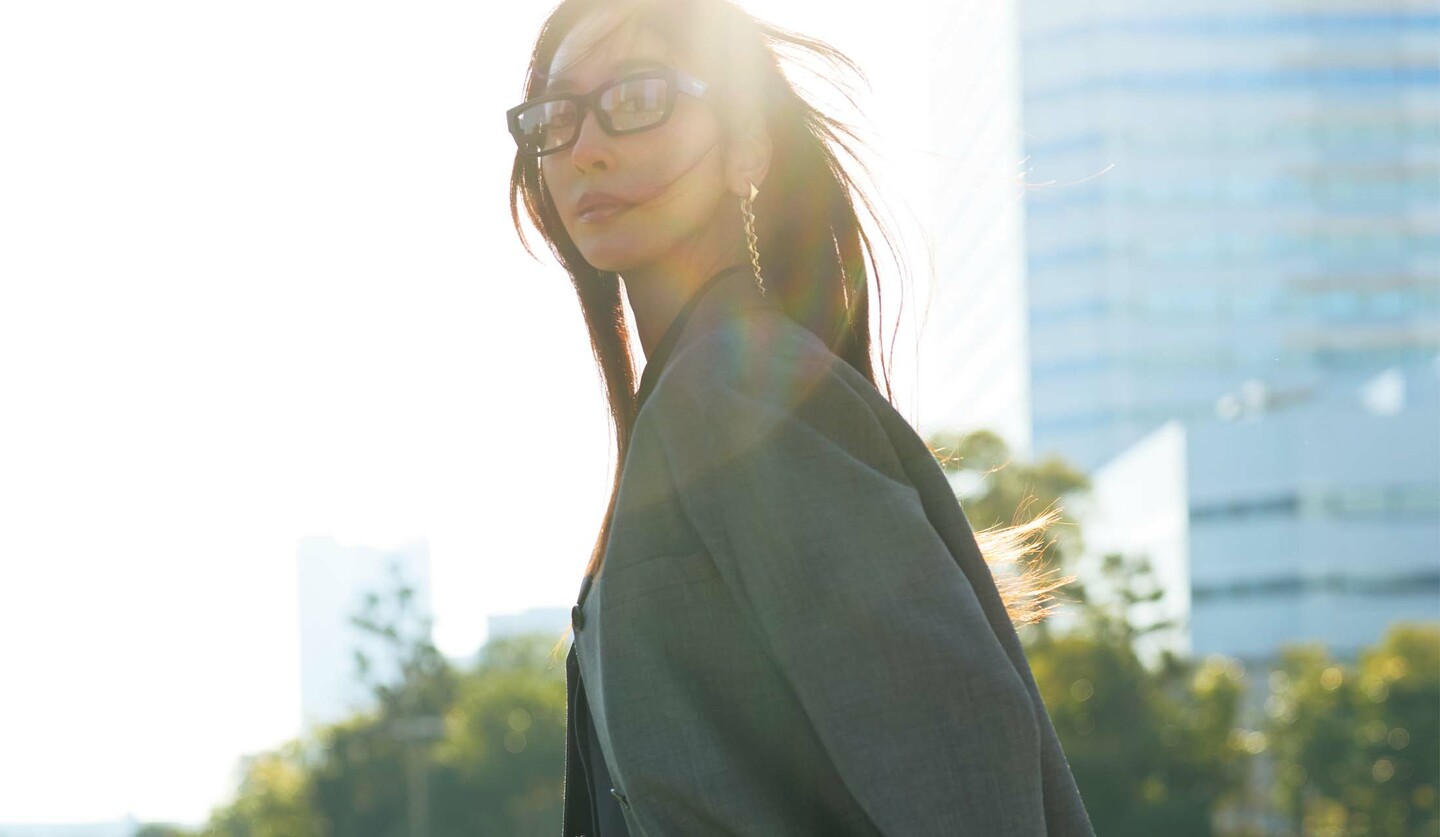 「プラダ」のシングルジャケットを着用したモデルの立野リカさん