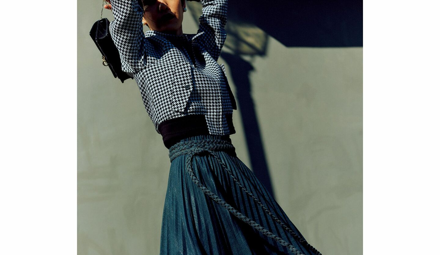優雅なドレープが美しく輝く「ディオール」のデニムプリーツスカート 