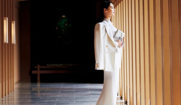 大政 絢さんがまとう、上品なアイボリーのニットワンピース&ジャケット|清らかさと華やぎのある一着