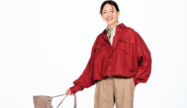 3/1 Sun|「ブルネロ クチネリ」の赤のシャツジャケット×ベージュのワイドパンツで品よく知的なコントラストを【365日コーディネート】