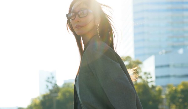 【“ジャケット”で駆け抜ける7Days】「プラダ」アンバランスの美学を宿す3つボタンのシングルジャケットで着こなしを輝かせて！