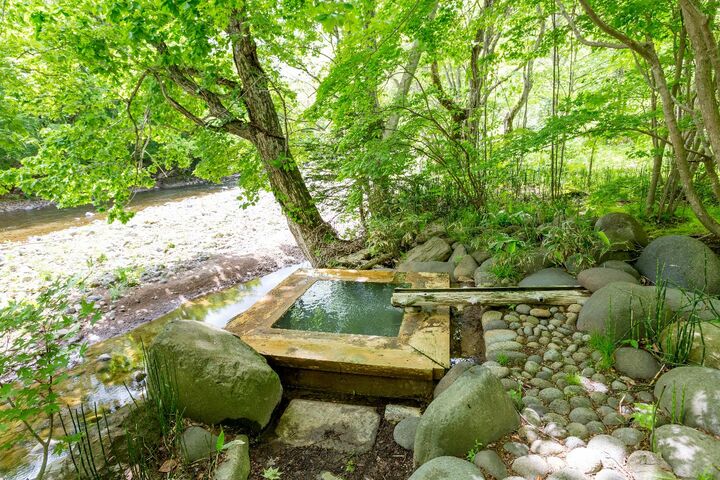 「トチニの湯」の岩風呂