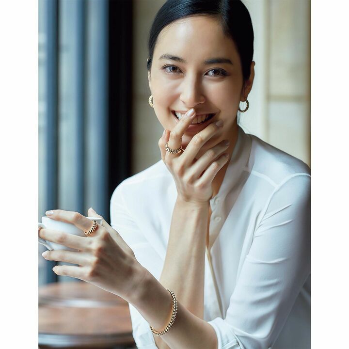 「クラッシュ ドゥ カルティエ」［ピンクゴールド］イヤリング￥417,500・ブレスレット￥940,000・リング右手／￥330,000・左手／￥230,000（カルティエ）、ブラウス￥120,000（キートン）　［Precious2019年7月号78ページ］ 