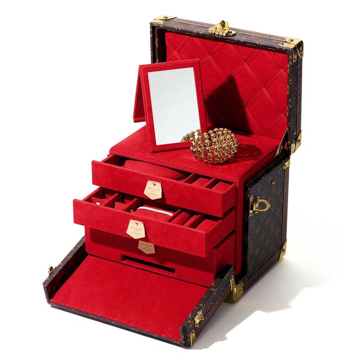 引き出しのいちばん下に、リムーバブルなミラーを付属。ジュエリーケース『ヴァニティ・ジュワイアリー』￥3,560,000・バングル￥191,000［縦24×横28×マチ20㎝］（ルイ･ヴィトン）